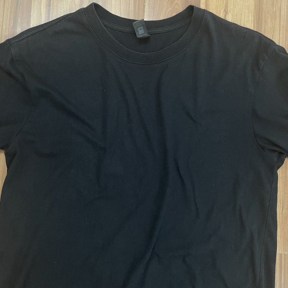 Gildan black tee unisex size M